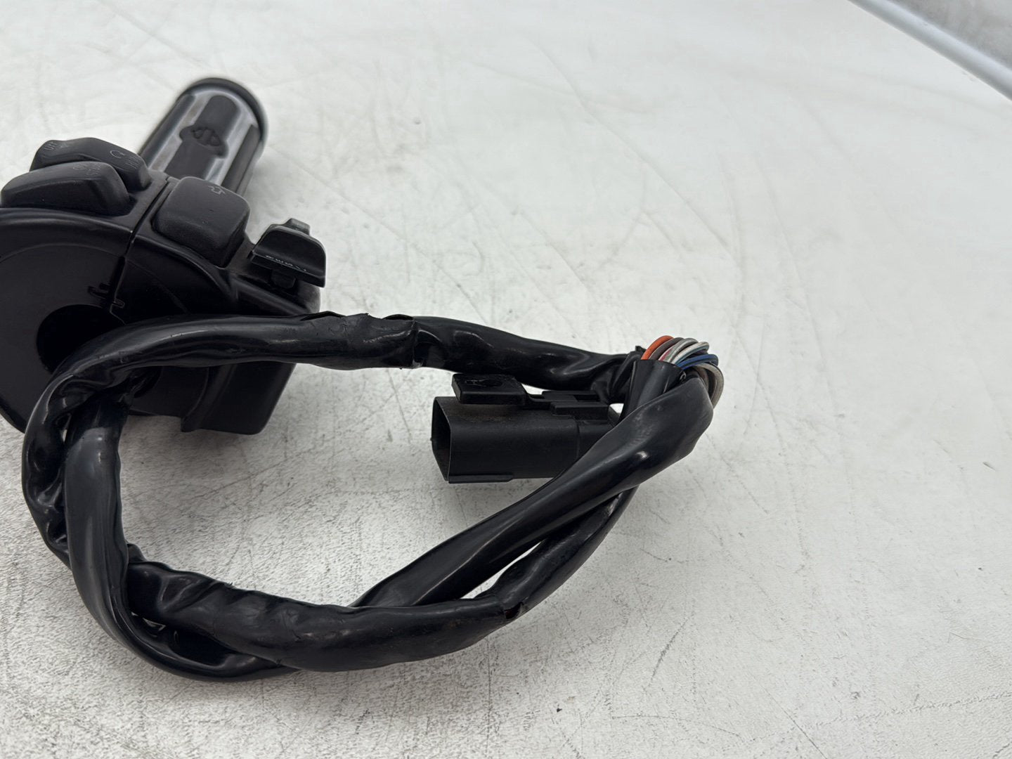 2013 Harley Electra Glide Touring Ultra FLHTCUI OEM Right Engine Start Kill Switches Controls