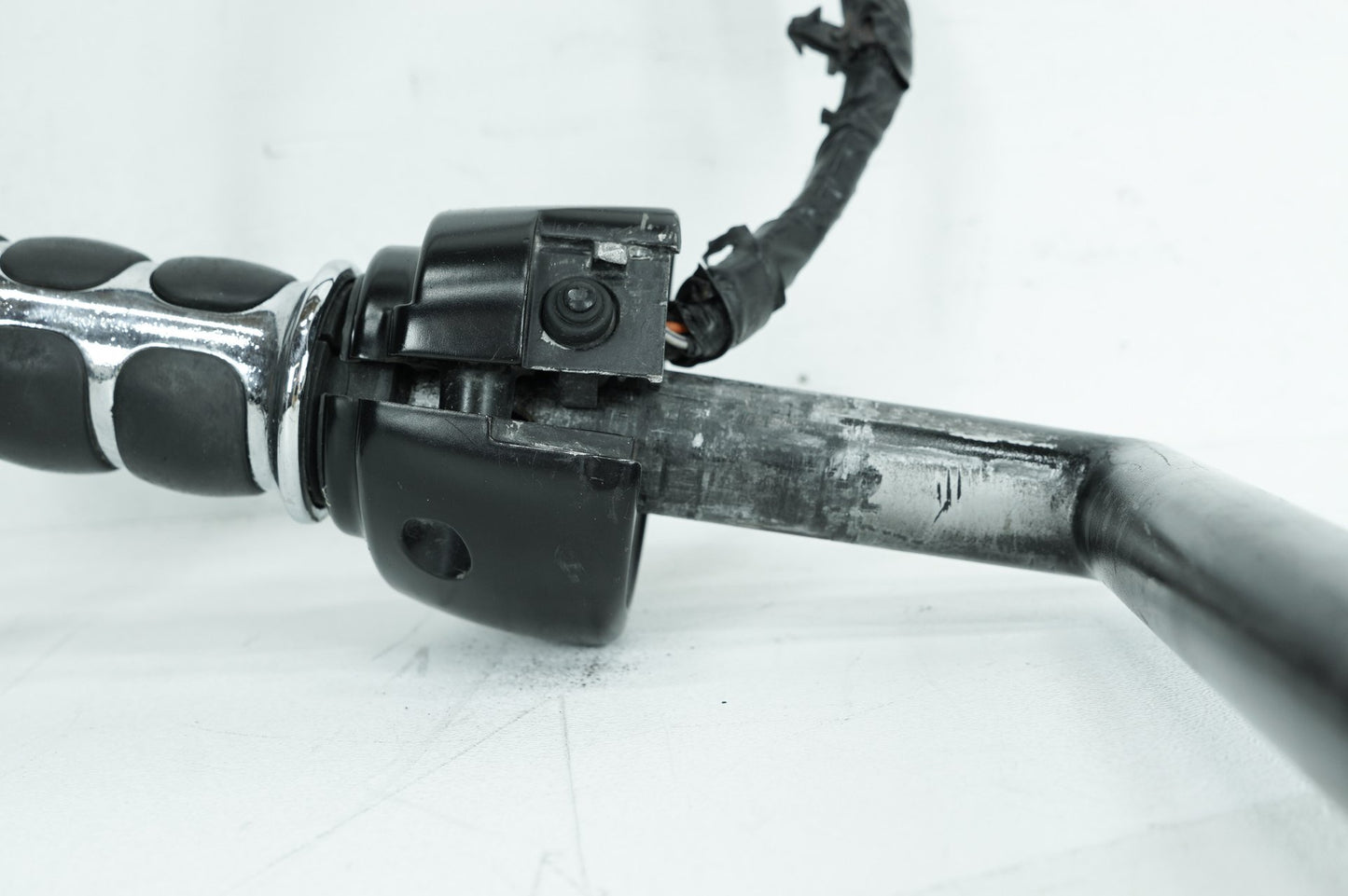 2004 - 2013 Harley-Davidson Sportster Seventy-Two Handlebars & Right Engine Start Kill Switches Controls 56079-93
