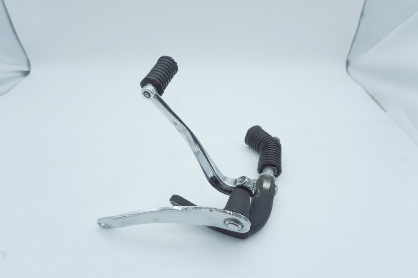 2008 - 2016 Harley-Davidson Dyna Wide Glide Left Foot Rest Support Bracket Peg 33693-03