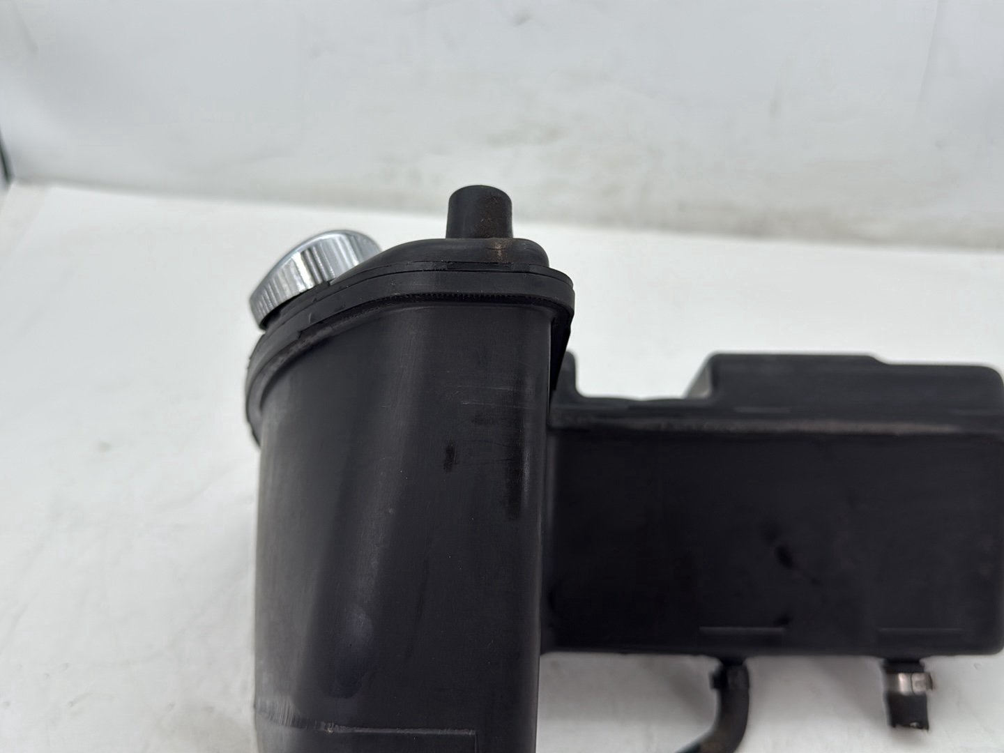 2009 Harley Sportster 883 Low XL883L OEM Oil Tank Reservoir Bottle Canister & Dipstick