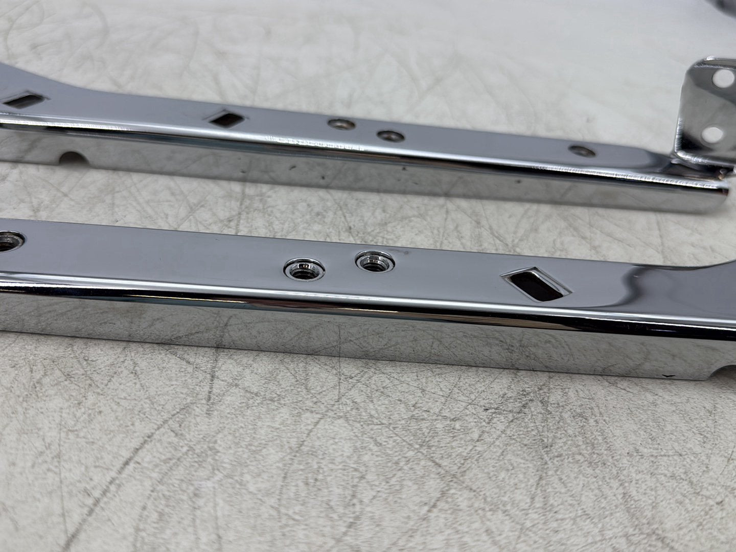 2004 Harley Road King Touring Custom FLHRSI OEM Left Right Saddlebag Fender Struts Brackets