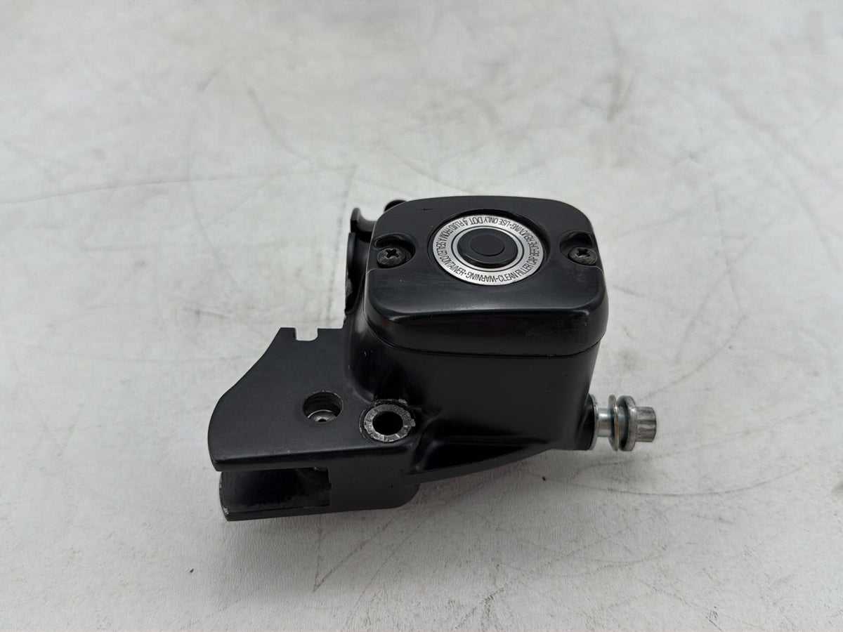 09 Harley Dyna Street Bob FXDB Front Right Brake Master Cylinder 11/16 in. bore