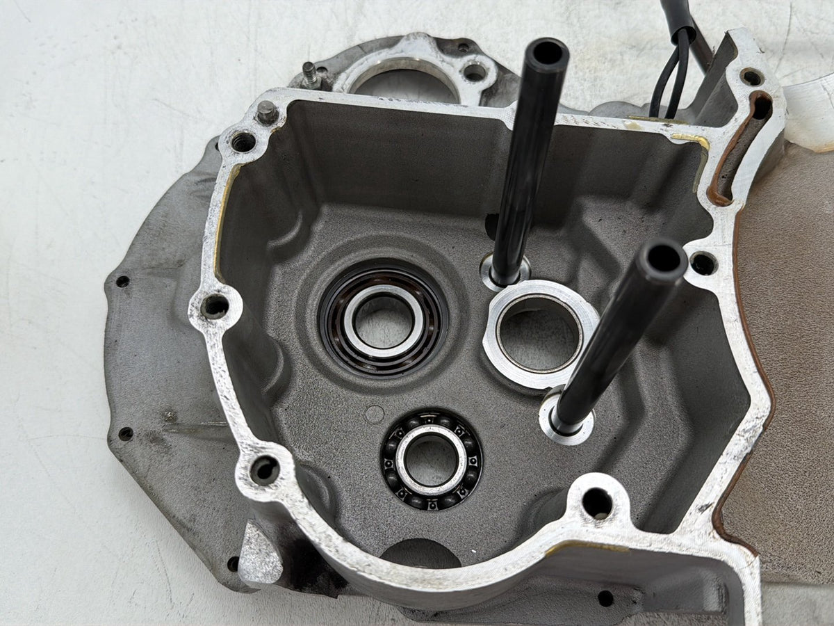 2004 Harley Sportster XL883C 883 Custom OEM Crankcase Shaft Engine Motor Cover