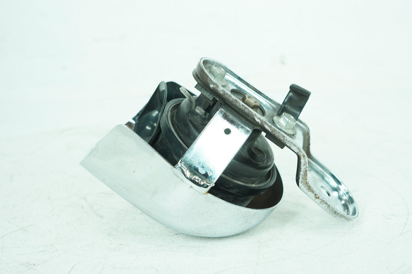 1999 - 2006 Harley-Davidson Touring Electra Glide Classic Horn Signal Klaxon Chrome Cover 69012-93A