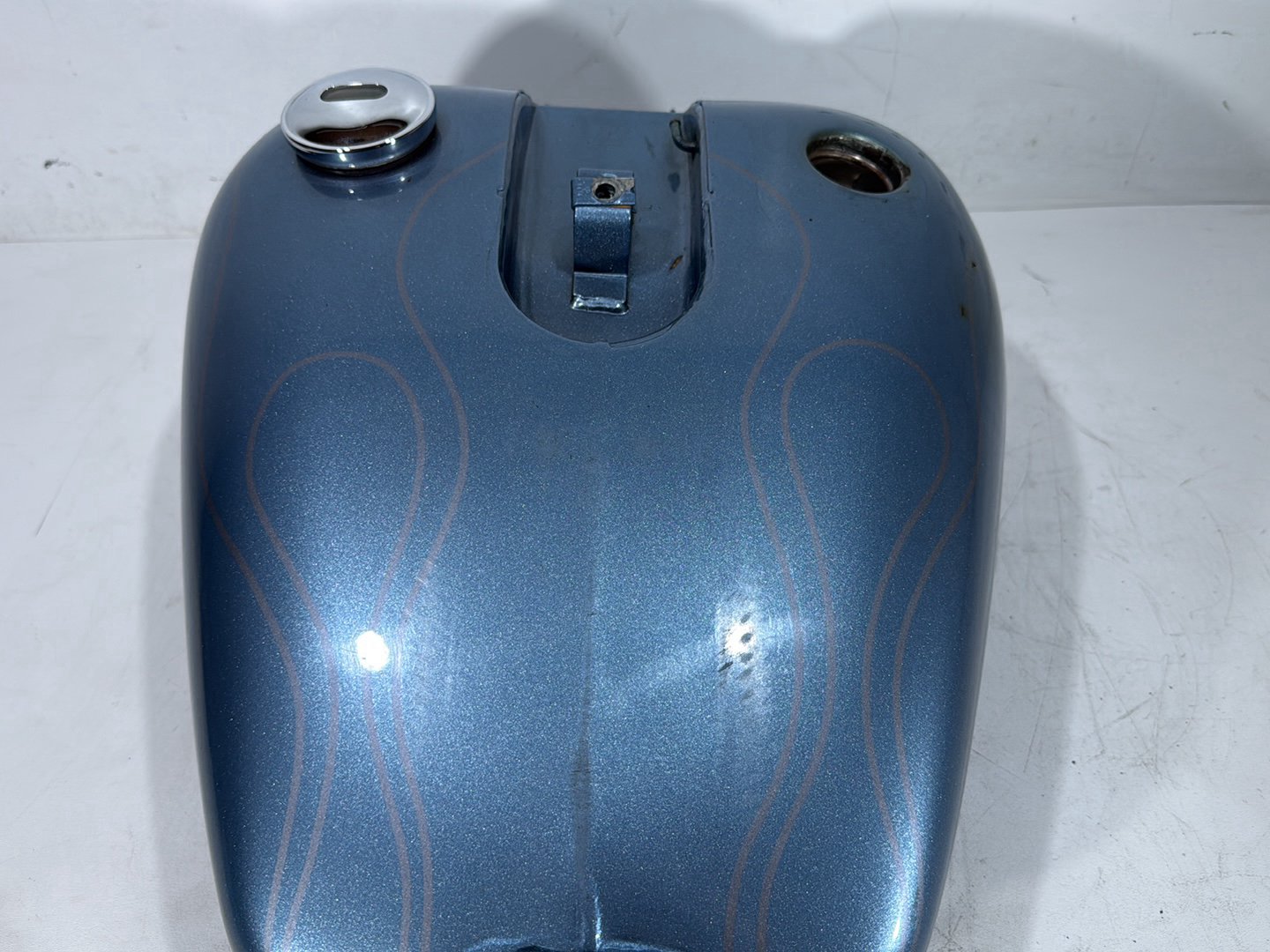 2000 Harley Dyna FXDWG Wide Glide OEM Fuel Gas Tank Gasoline Reservoir