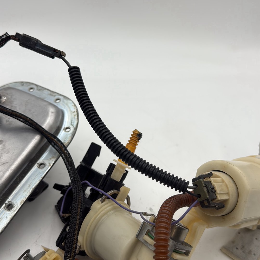 2007 - 2012 Harley-Davidson Dyna Street Bob Gas Gasoline Fuel Petrol Pump Sending  	61016-04B