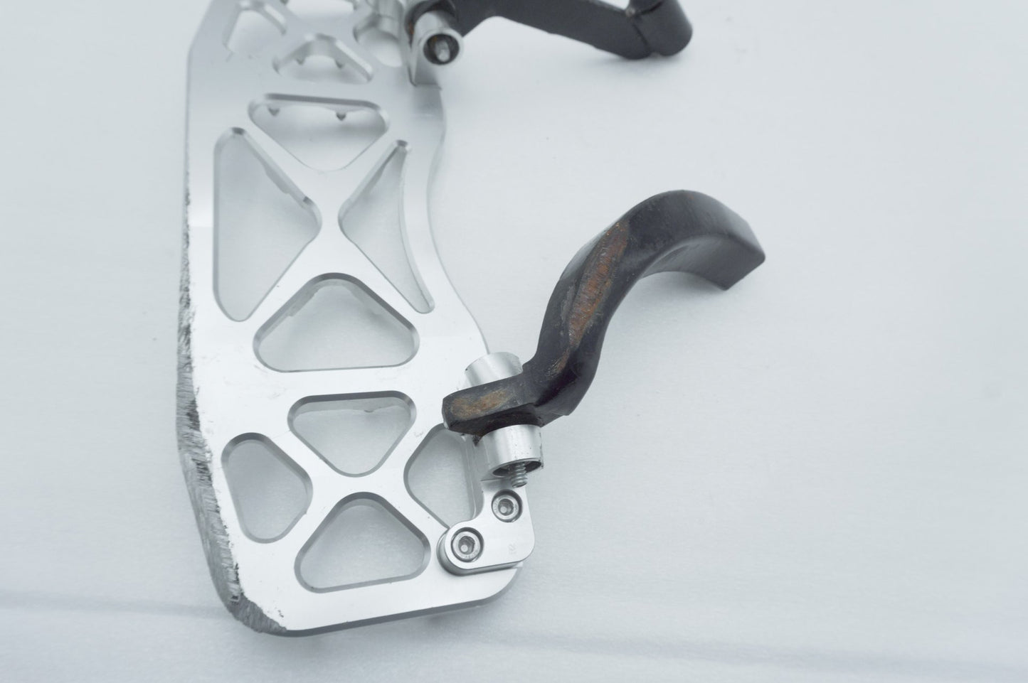 1999 - 2006 Harley-Davidson Touring Electra Glide Right Driver 1 Floorboard Foot Rest Aftermarket MX Style Wide Billet