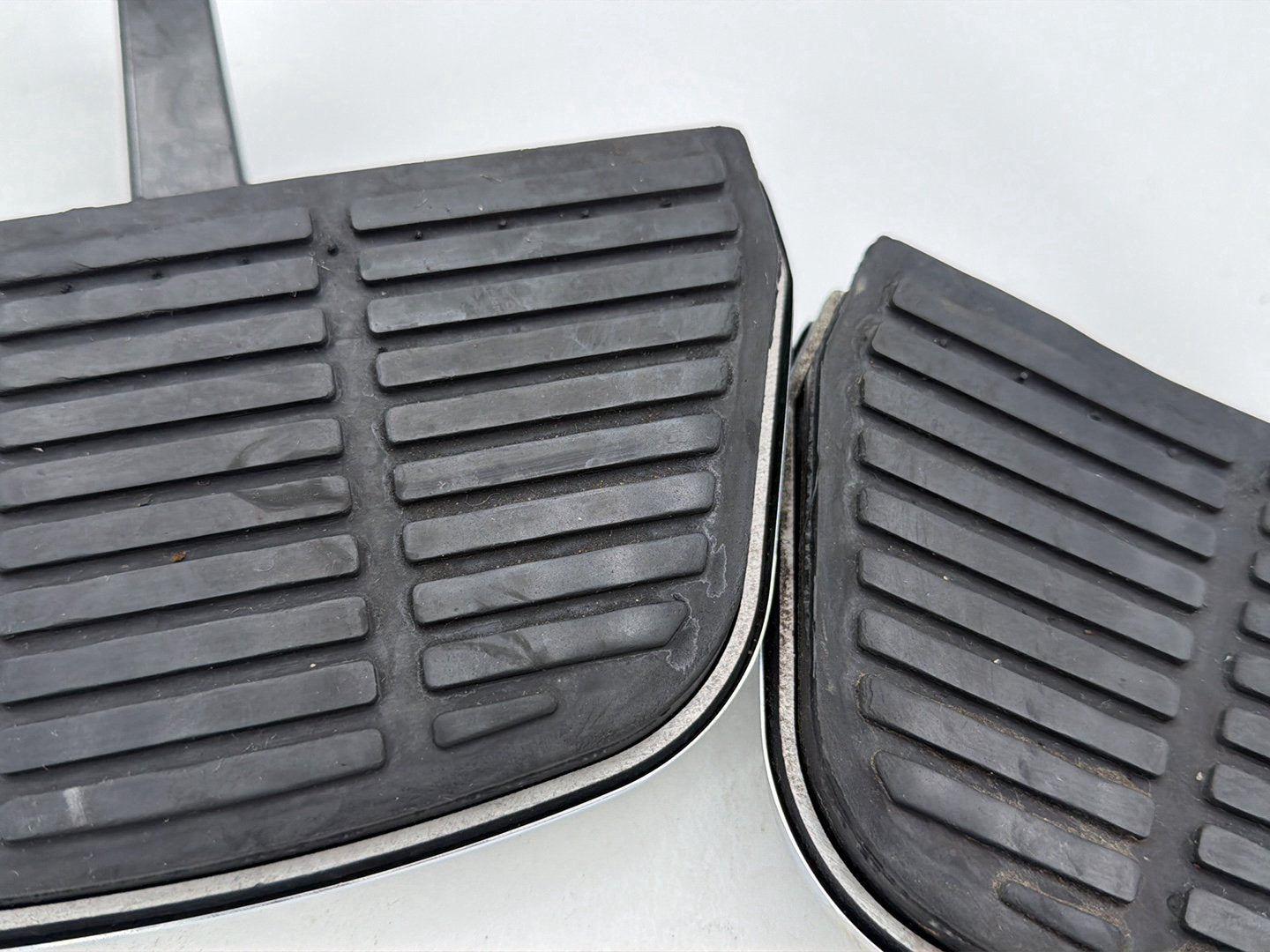 2003 Harley Road King Touring FLHRCI Classic OEM Left & Right Passenger Floorboard Foot Rest