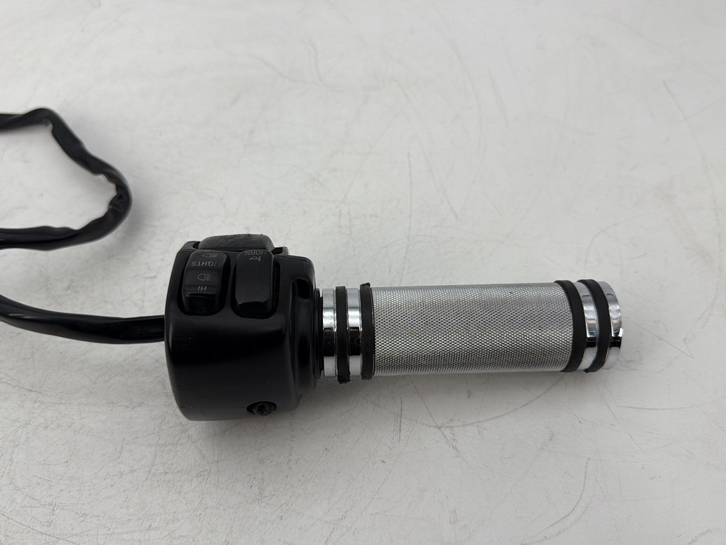 1999 - 2006 Harley-Davidson Dyna Super Glide Left Turn Signal Headlight Switches Controls  	71682-06A