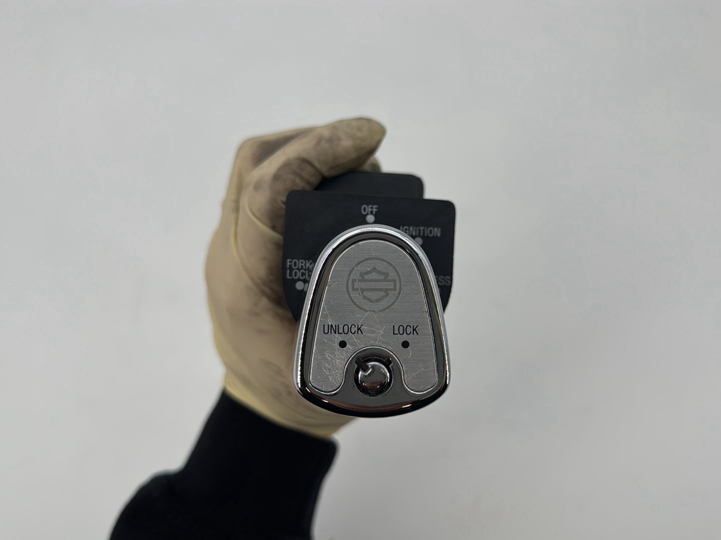 2007 - 2012 Harley-Davidson Touring Road Glide Ignition Switch Cylinder Barrel Lockset NOKey 71572-06