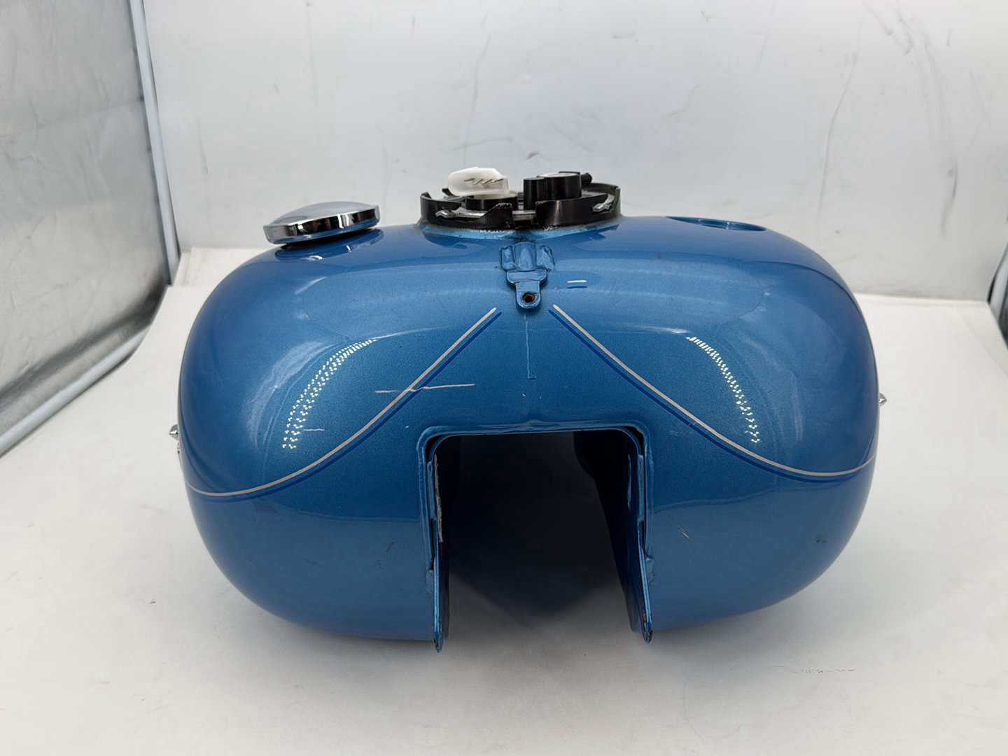 11 Harley Road King Touring Classic Fuel Gas Tank Gasoline Reservoir * DENTED *