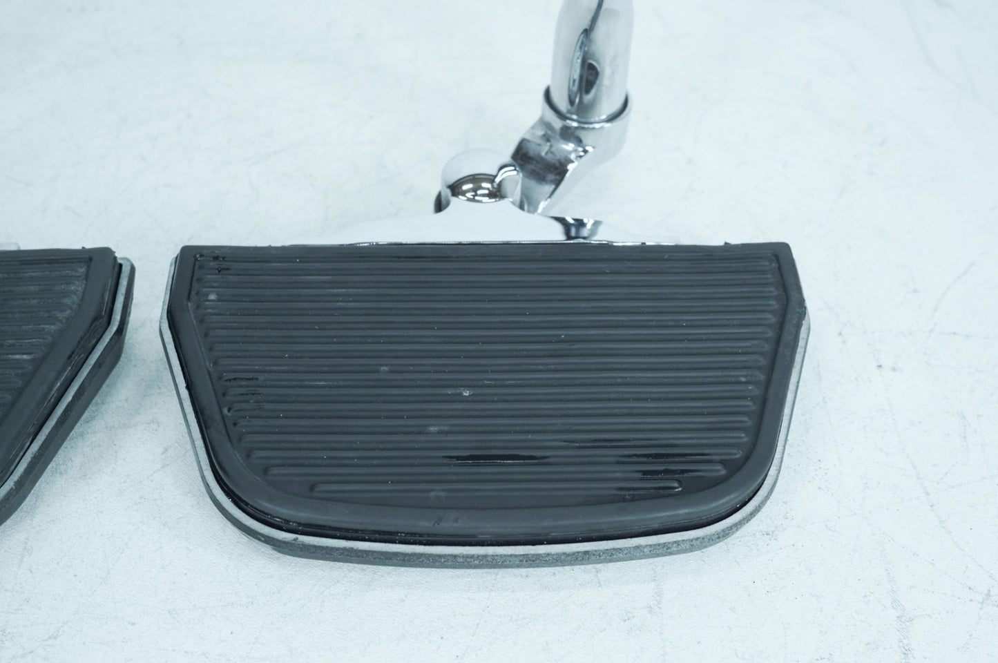 2007 - 2011 Harley-Davidson Touring Electra Ultra Left & Right Passenger Floorboard Foot Rest 50613-91A