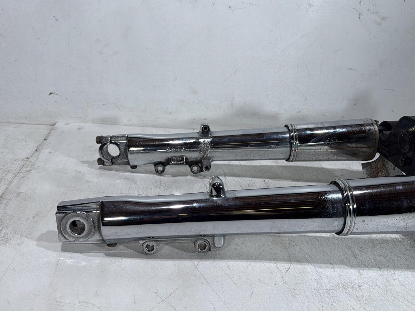 2006 Harley Touring FLHTCI Electra Glide Classic OEM Front Triple Tree Set & LH RH Fork Legs Sliders