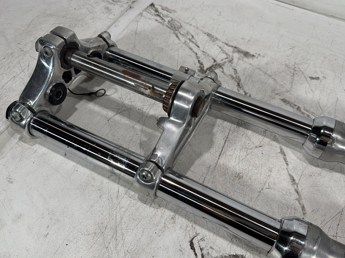 2004 Harley Dyna Super Glide FXDI OEM Front Triple Tree Set & LH RH Fork Legs Sliders
