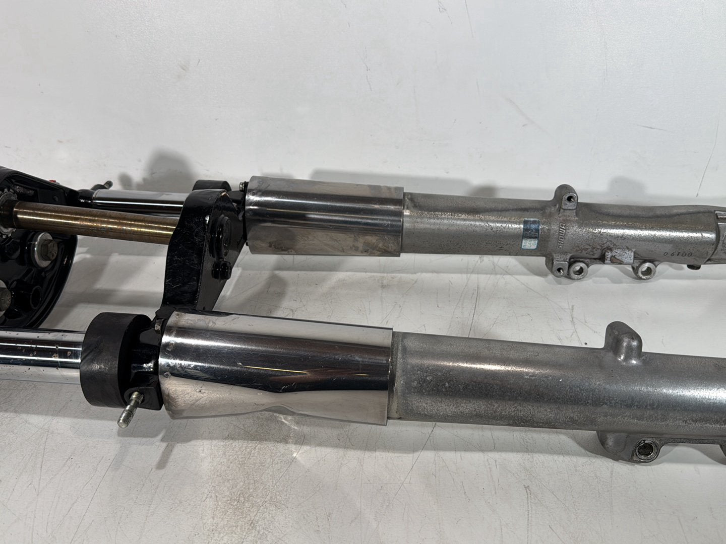 1999 - 2006 Harley-Davidson Touring Road King Police Front Triple Tree Set & LH RH Fork Legs Sliders 45446-87A