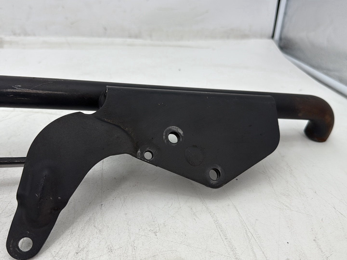 08 Harley Sportster XL883L OEM Exhaust Muffler Interconnect Bracket Support Bar