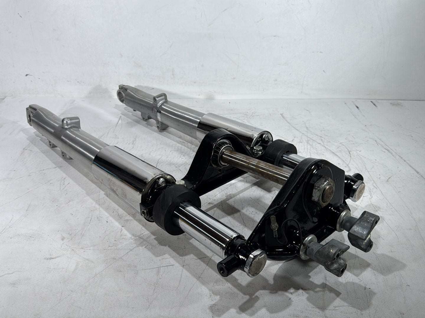2005 Harley Electra Glide Touring Ultra FLHTCUI OEM Front Triple Tree Set & LH RH Fork Legs Sliders