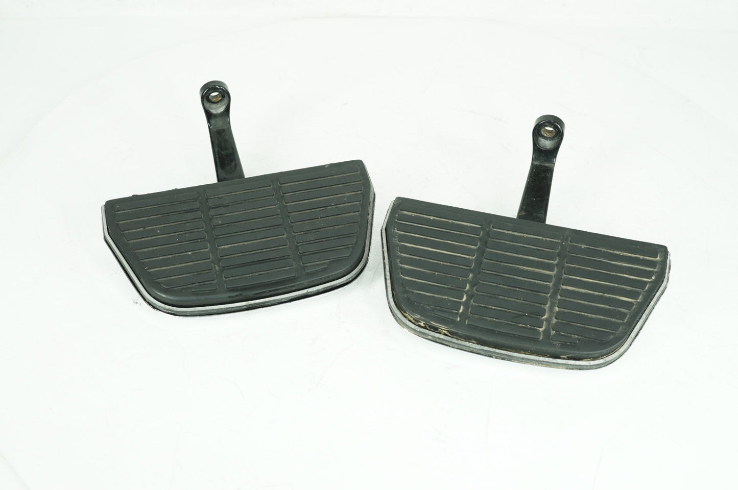 1999 - 2006 Harley-Davidson Touring Road King Police Left & Right Passenger Floorboard Foot Rest 50606-86A