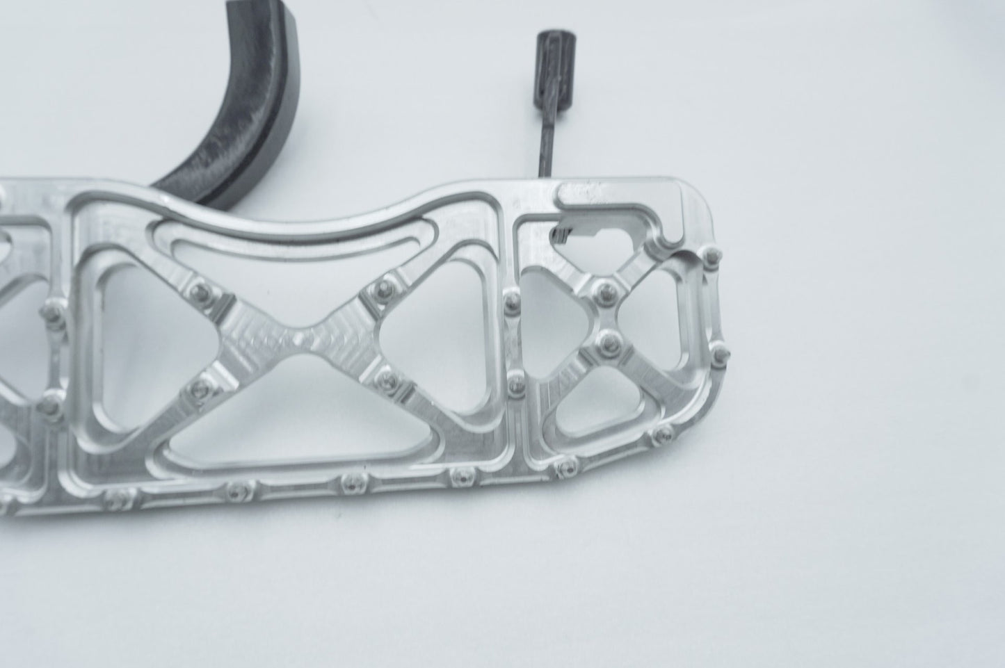 1999 - 2006 Harley-Davidson Touring Electra Glide Right Driver 1 Floorboard Foot Rest Aftermarket MX Style Wide Billet