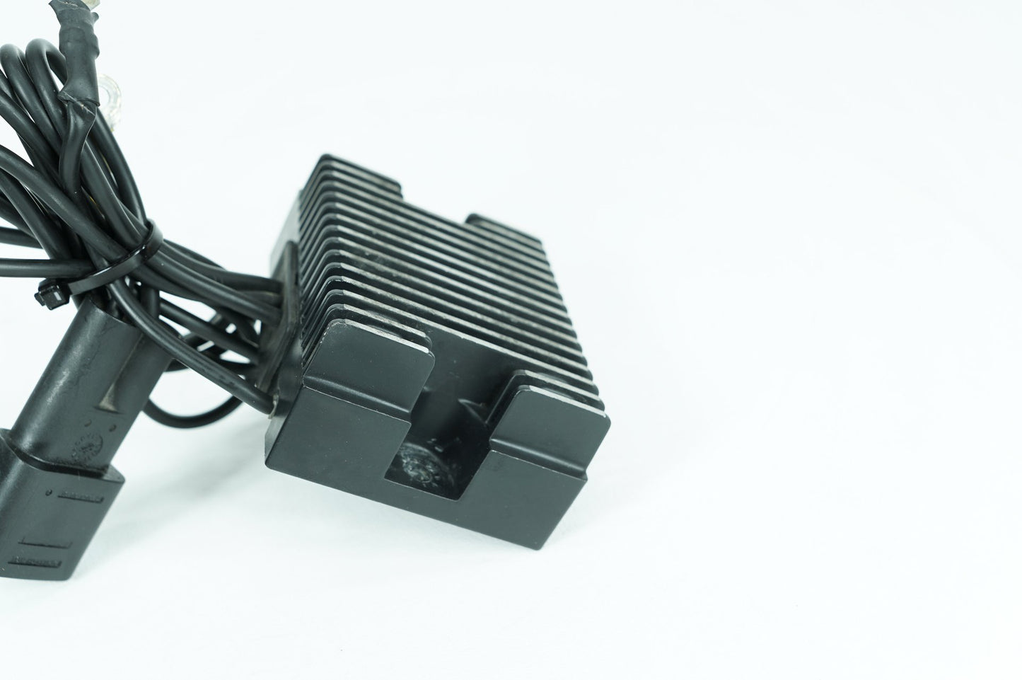 1999 - 2006 Harley-Davidson Dyna Wide Glide Voltage Regulator Rectifier   	74518-99A