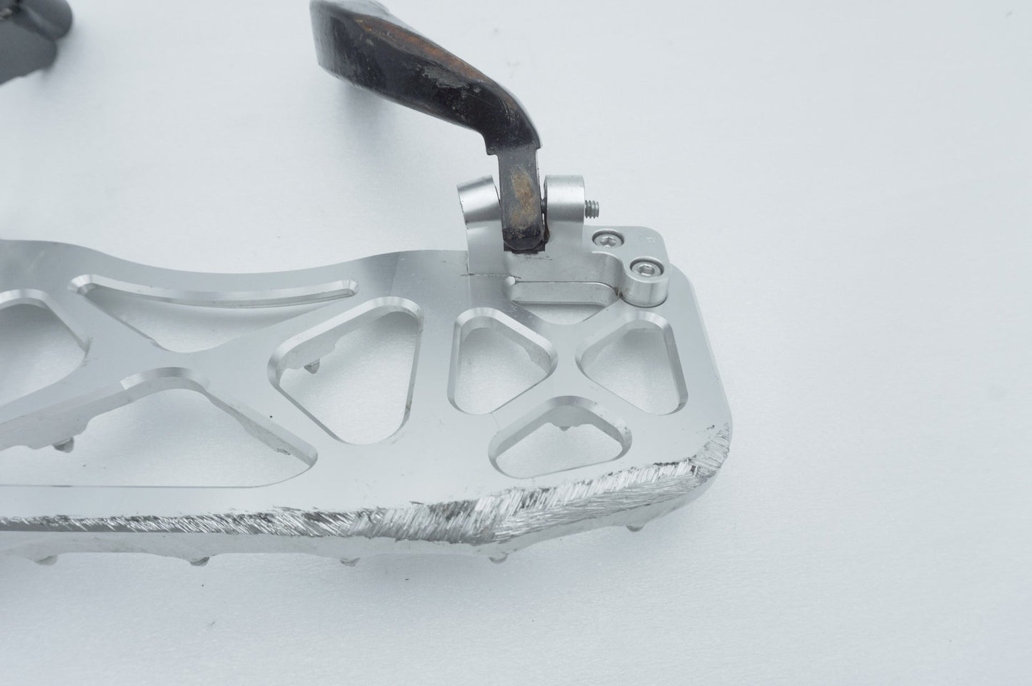 1999 - 2006 Harley-Davidson Touring Electra Glide Right Driver 1 Floorboard Foot Rest Aftermarket MX Style Wide Billet