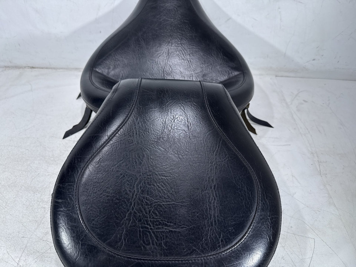 01 Harley Heritage Softail Classic Passenger Rider Driver Seat Saddle MUSTANG