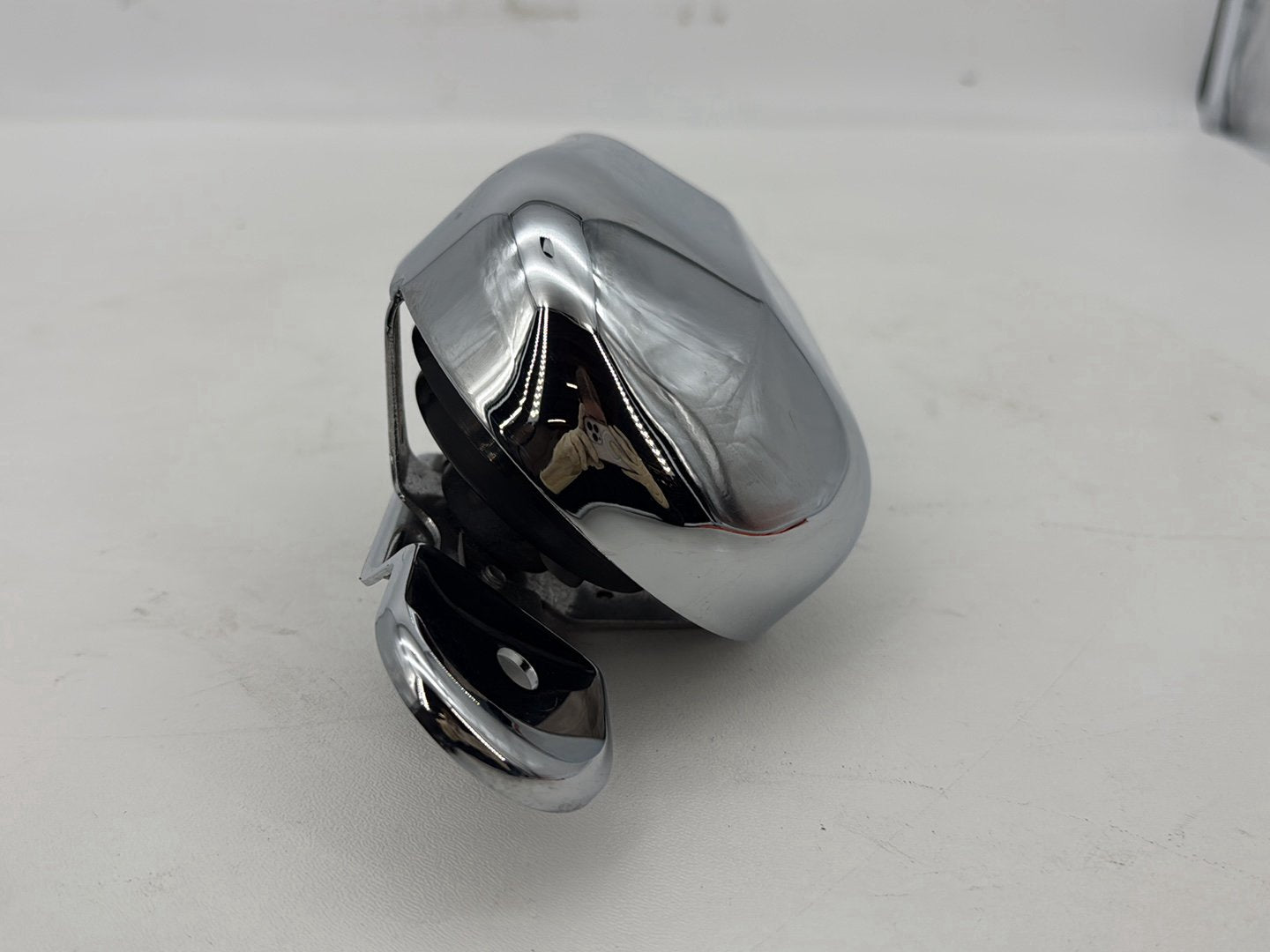 1999 - 2006 Harley-Davidson Dyna Low Rider Horn Signal Klaxon Chrome Cover 69012-93A