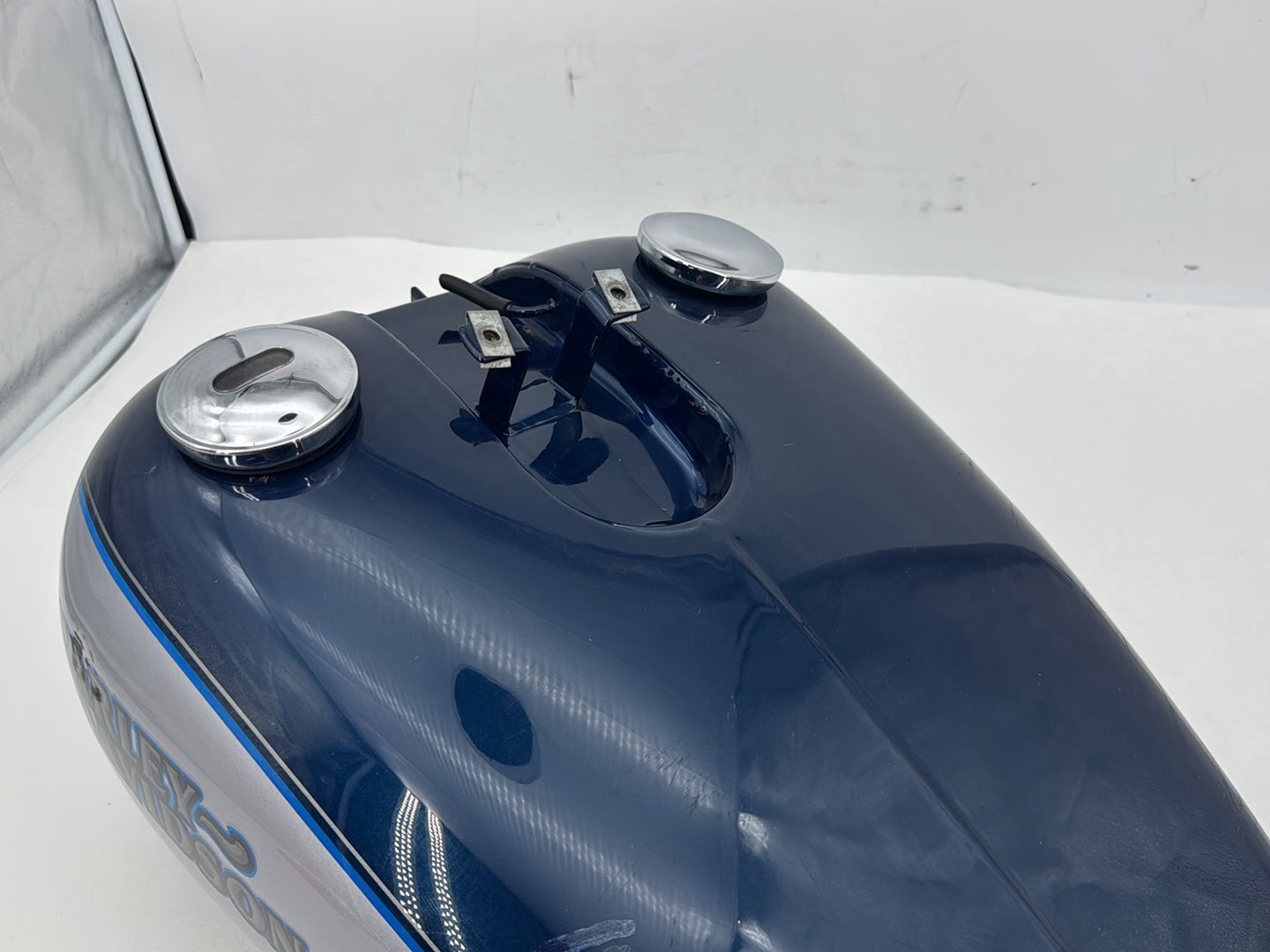 1999 - 2006 Harley-Davidson Dyna Low Rider Fuel Gas Tank Gasoline Reservoir w/ Fuel Tank Gauge Level