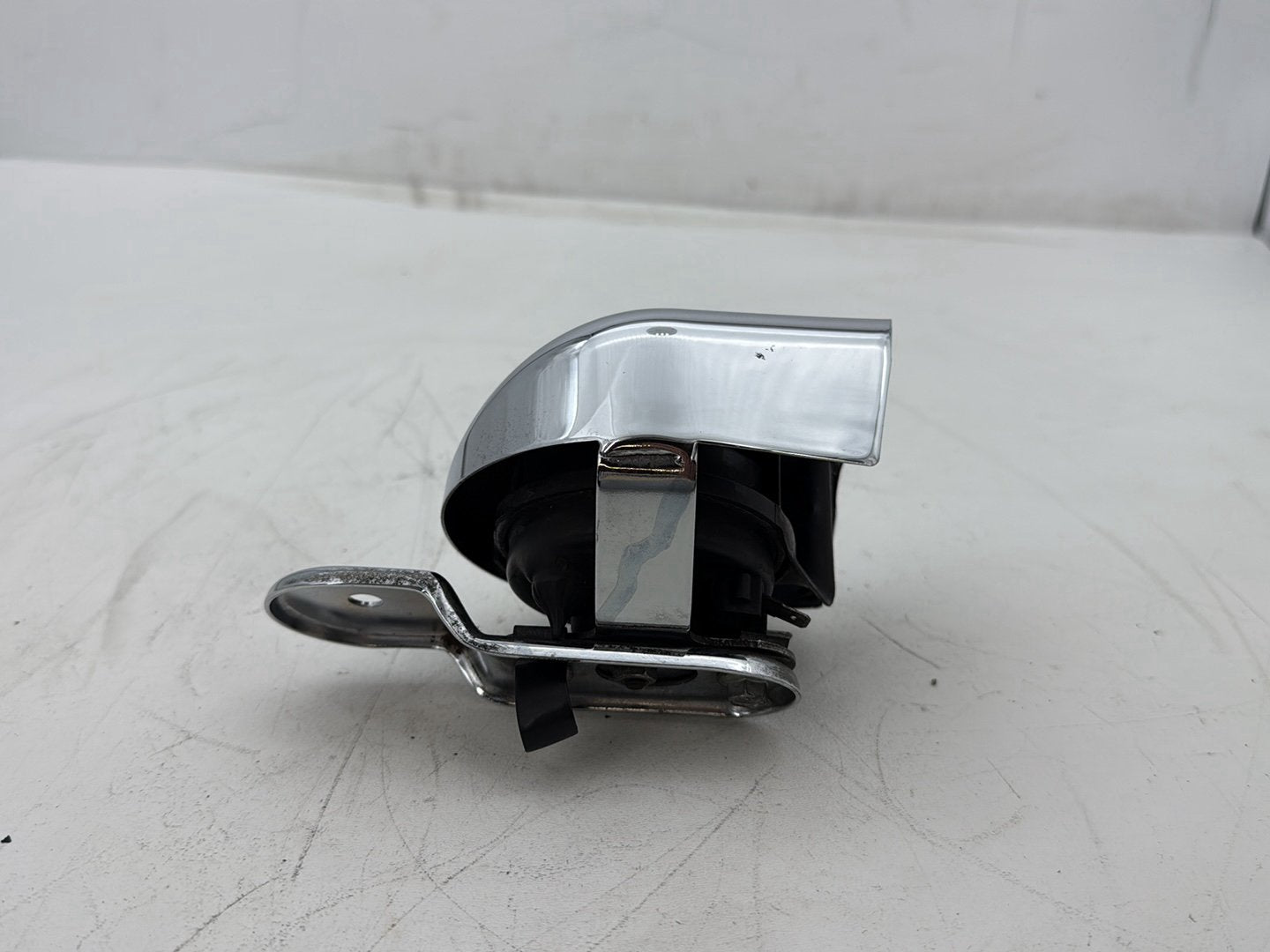 2011 Harley Electra Glide Ultra FLHTK OEM Horn Signal Klaxon Chrome Cover