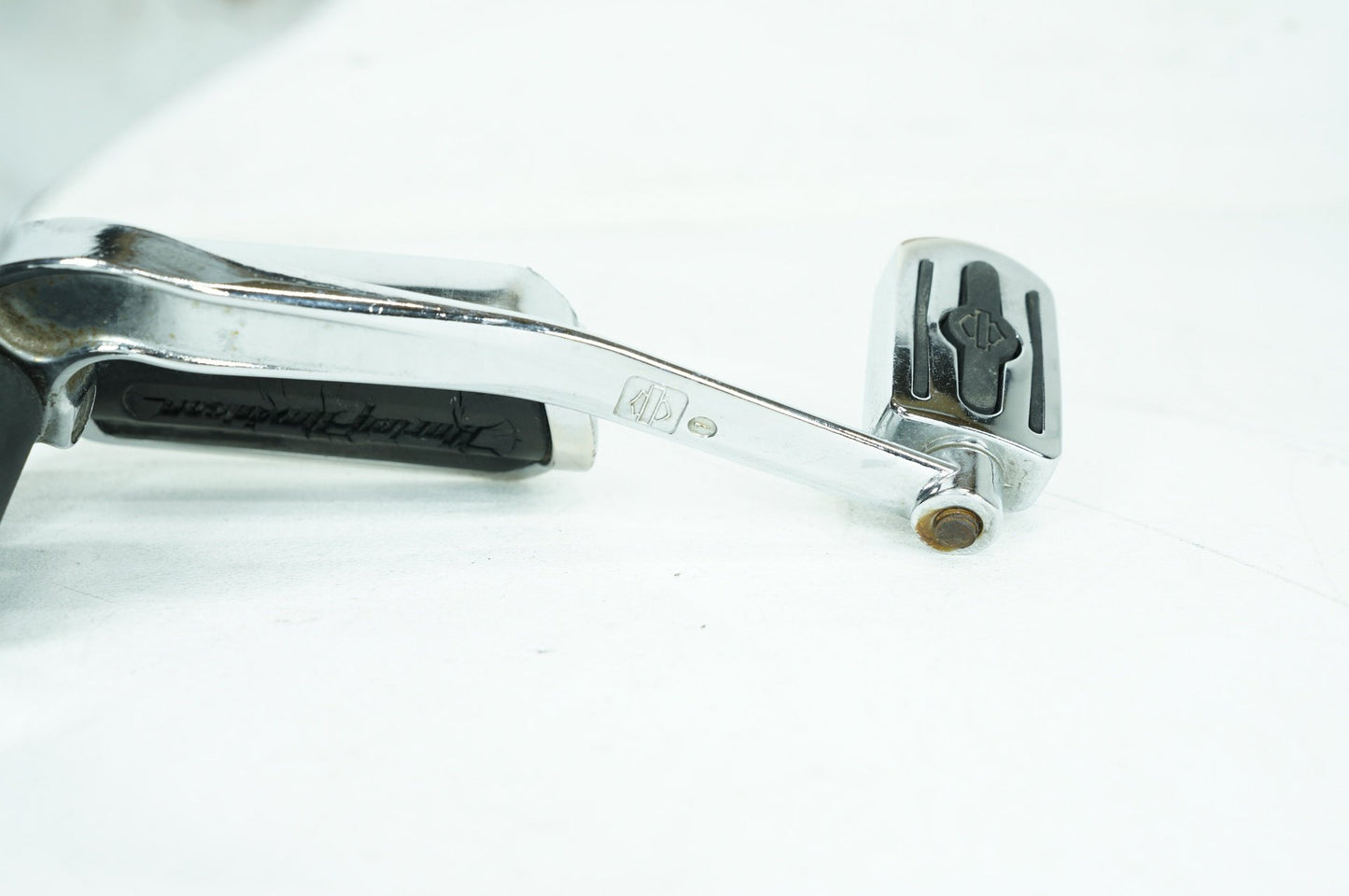 1999 - 2006 Harley-Davidson Dyna Low Rider Right Driver Foot Controls Peg Rest 34564-90B
