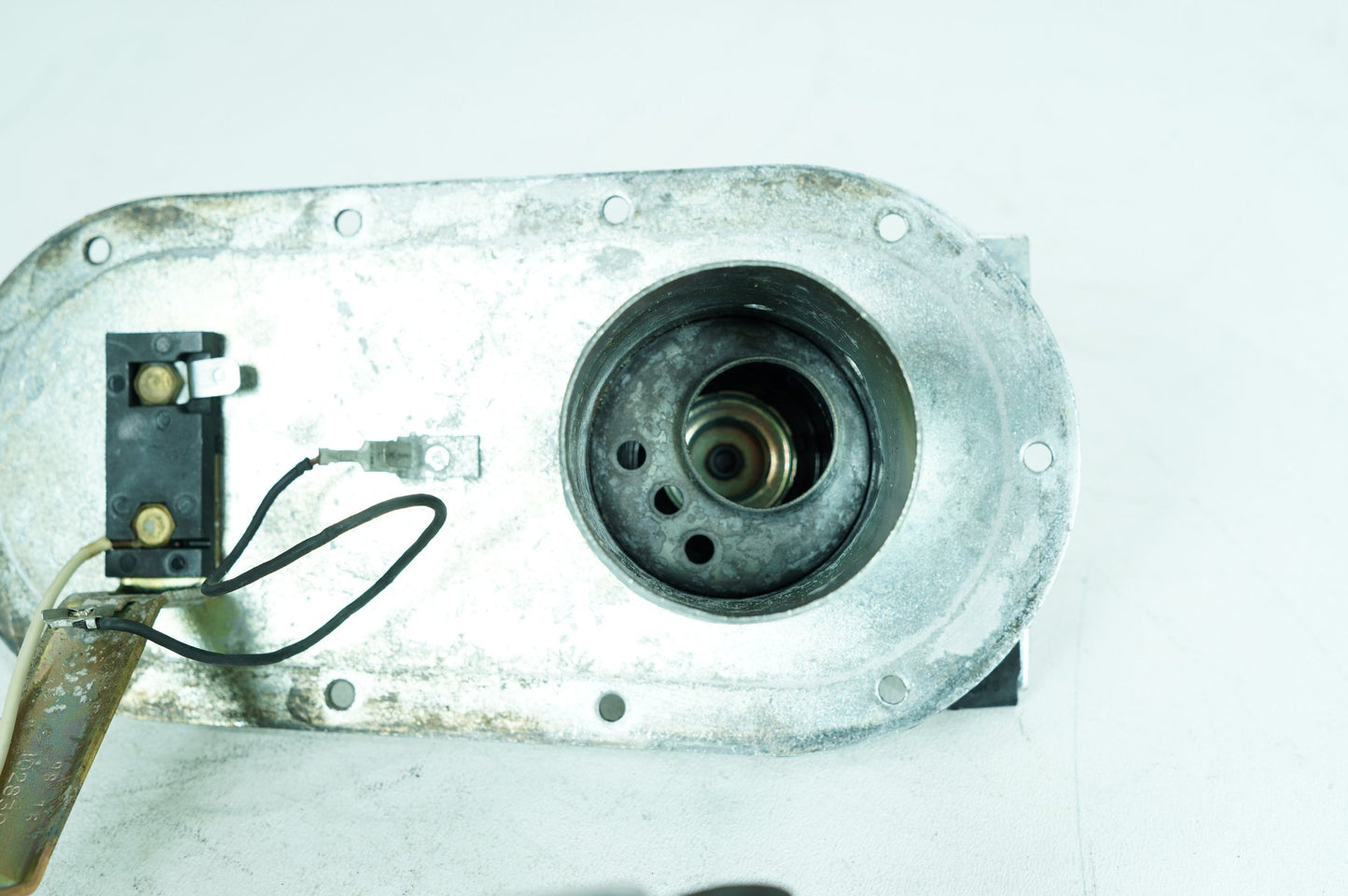 1984 - 1998 Harley-Davidson Touring Road Glide Fuel Petrol Gas Pump Top Plate Cover 75069-95