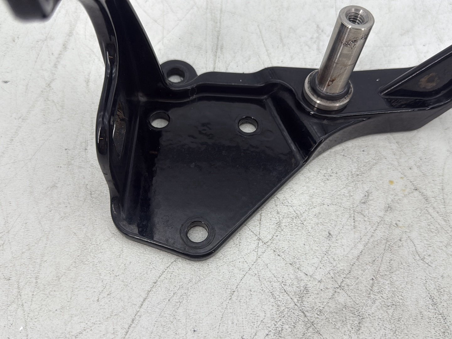 2006 Harley Softail FLSTCI Heritage Classic OEM Right Driver Footpeg Bracket Mount