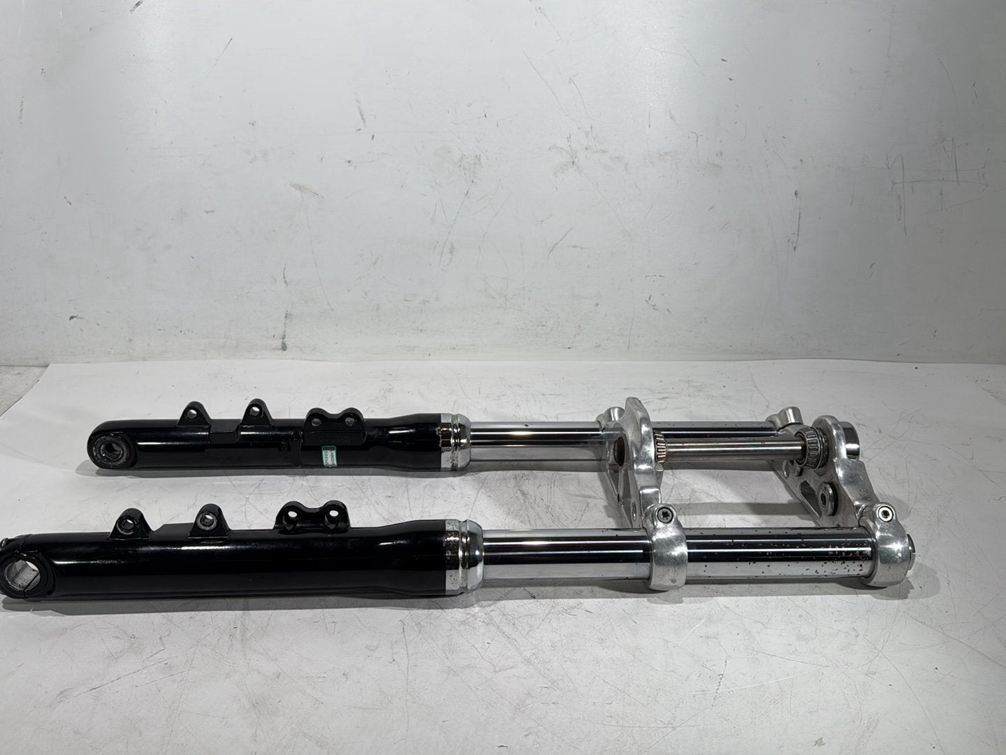 08 Harley Dyna Fat Bob FXDF OEM Front Triple Tree Set & LH RH Fork Legs Sliders