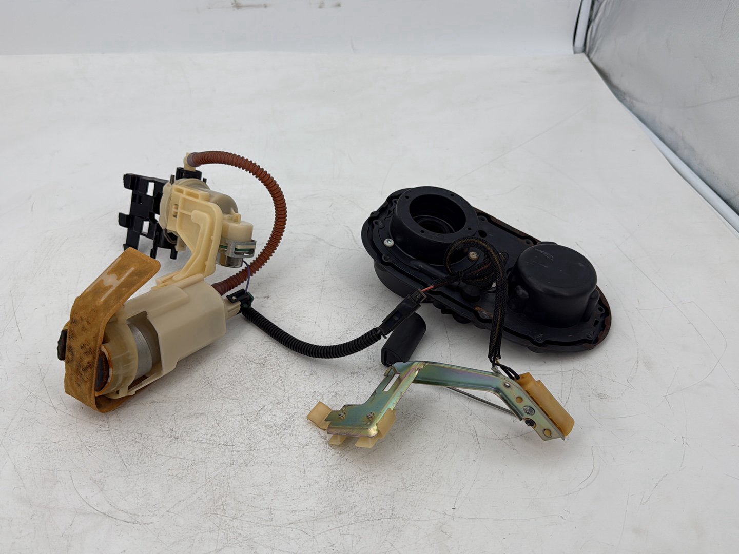 1999 - 2006 Harley-Davidson Dyna Super Glide Gas Gasoline Fuel Petrol Pump Sending 75243-04B
