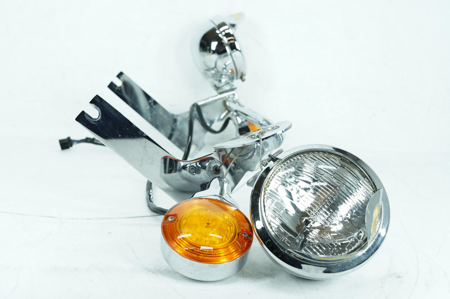 1999 - 2006 Harley-Davidson Touring Electra Glide Classic Front Turn Signal Indicators Aux Light Bar 68712-94A