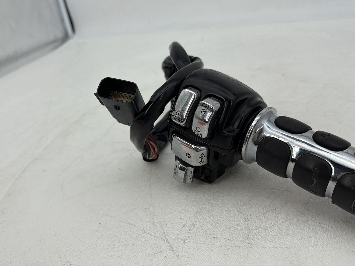 2007 - 2012 Harley-Davidson Touring Electra Glide Ultra Right Engine Start Kill Switches Controls 	71684-06