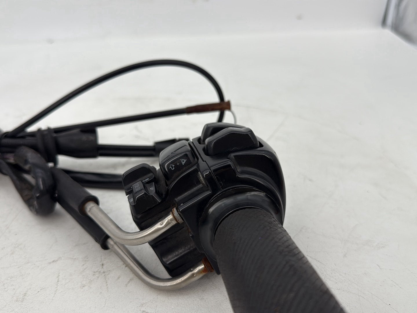 2007 - 2012 Harley-Davidson Touring Electra Glide Ultra Right Engine Start Kill Switches Controls w/ Hand Grip, Idle Throttle Cable Lines