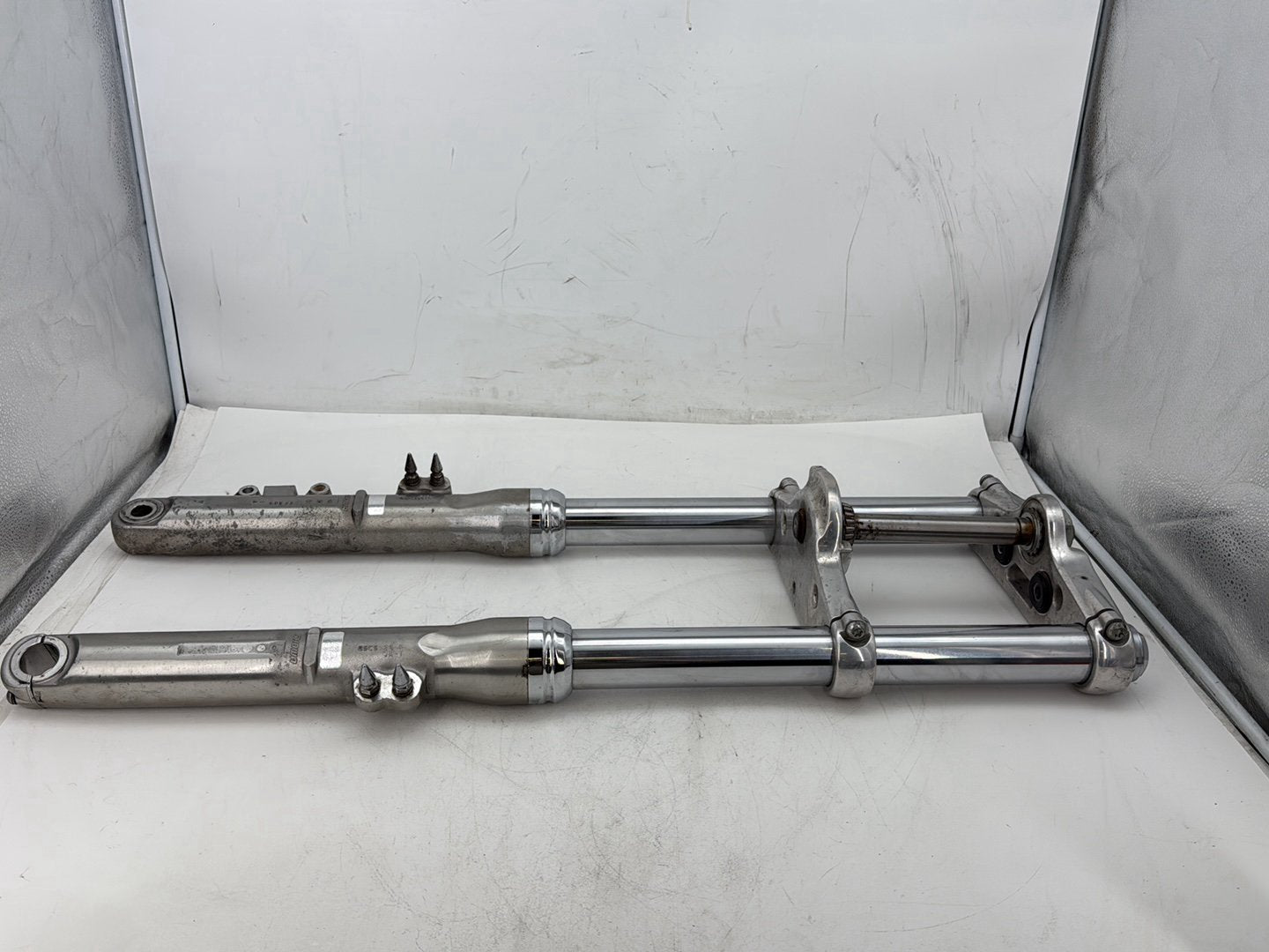 2006 Harley Dyna FXDWGI Wide Glide OEM Front Triple Tree Set & LH RH Fork Legs Sliders