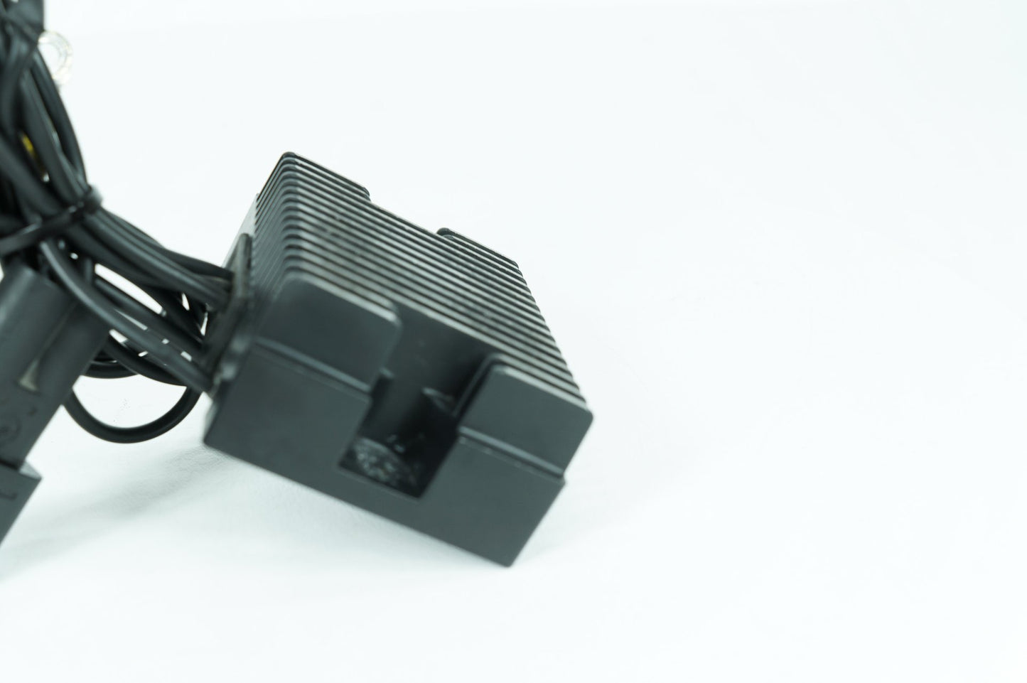 1999 - 2006 Harley-Davidson Dyna Wide Glide Voltage Regulator Rectifier   	74518-99A