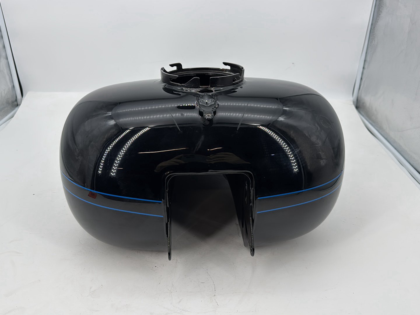 2007 - 2012 Harley-Davidson Touring Road Glide Fuel Gas Tank Gasoline Reservoir 	61356-08