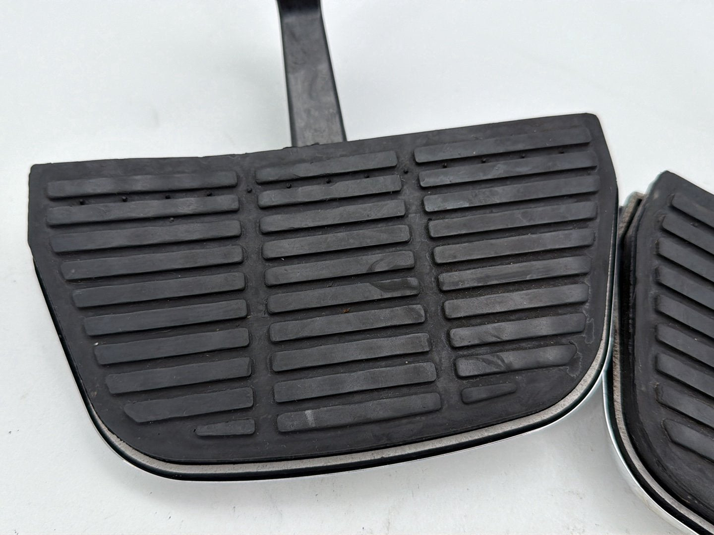 2003 Harley Road King Touring FLHRCI Classic OEM Left & Right Passenger Floorboard Foot Rest