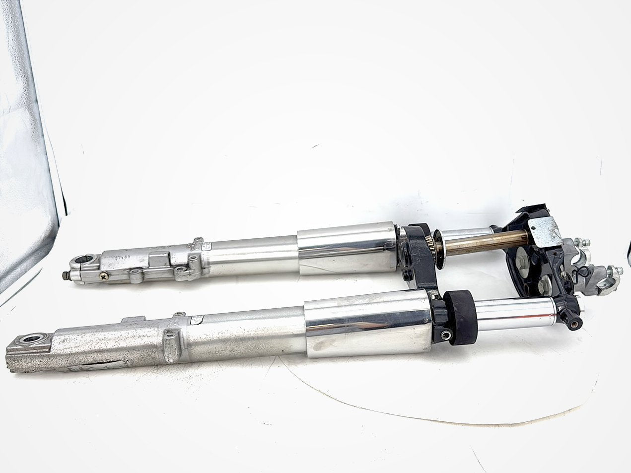2006 Harley Electra Glide Touring Classic FLHTCI OEM Front Triple Tree Set & LH RH Fork Legs Sliders