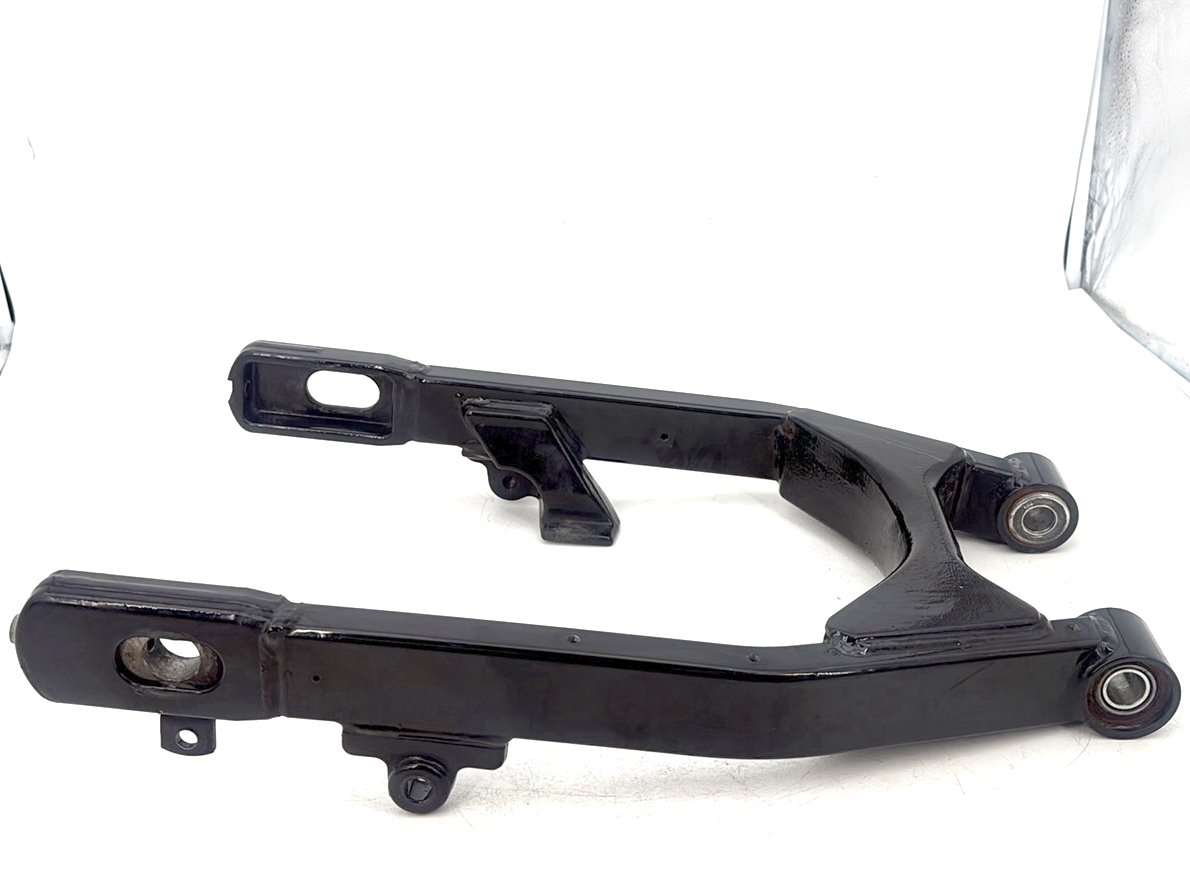 1999 - 2006 Harley-Davidson Dyna Super Glide Rear Fork Swingarm Swing Arm  	47820-06