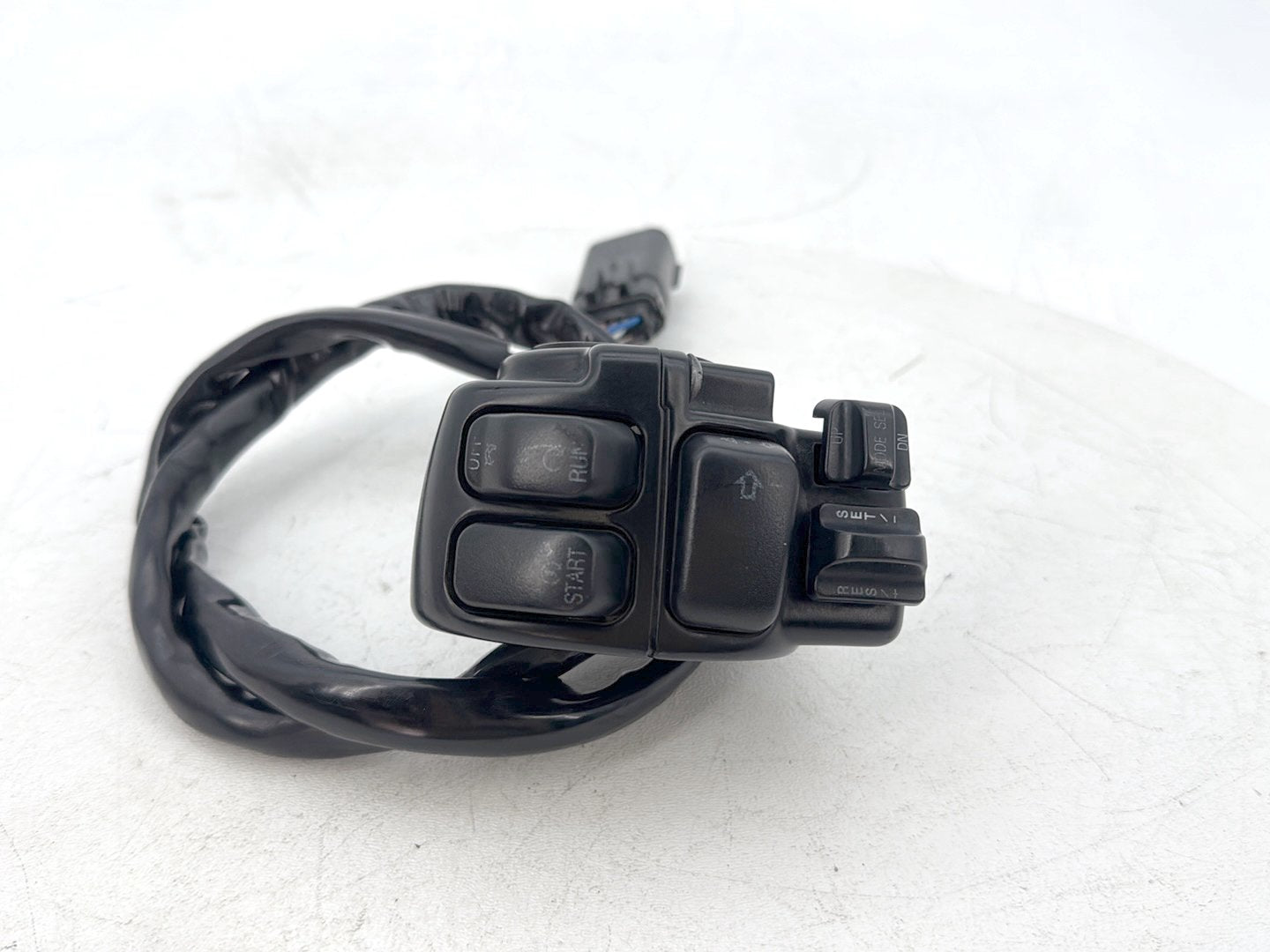 2008 - 2016 Harley-Davidson Touring Electra Glide Ultra Right Engine Start Kill Switches Controls 	71684-06A