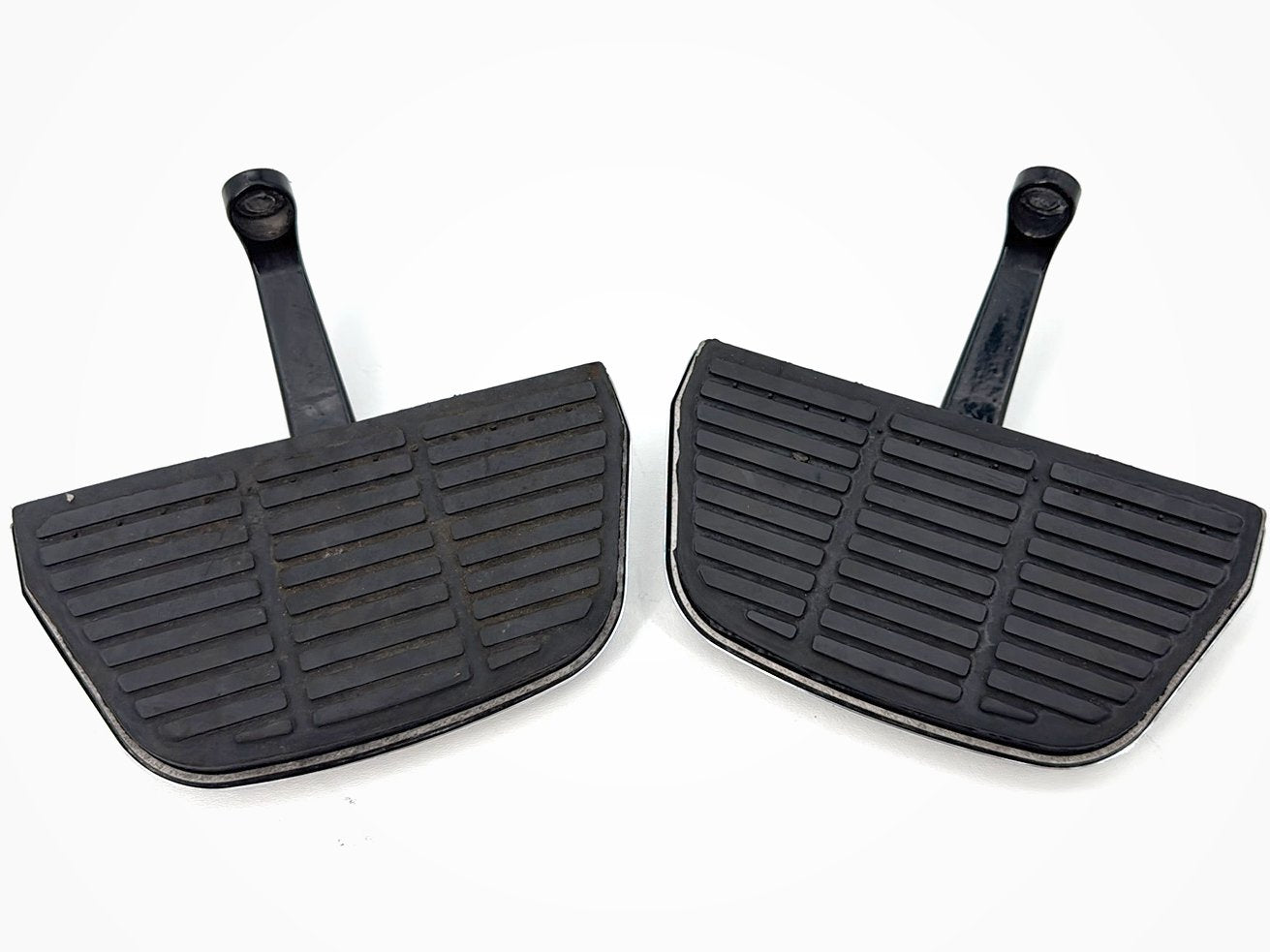 1999 - 2006 Harley-Davidson Touring Electra Glide Classic Left & Right Passenger Floorboard Foot Rest 52719-93B