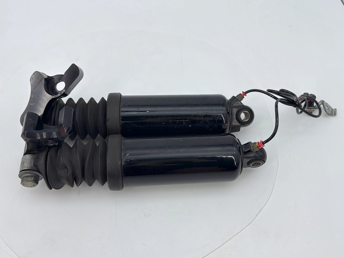 2007 - 2011 Harley-Davidson Touring Street Glide Rear Left Right Shock Absorbers 54662-09