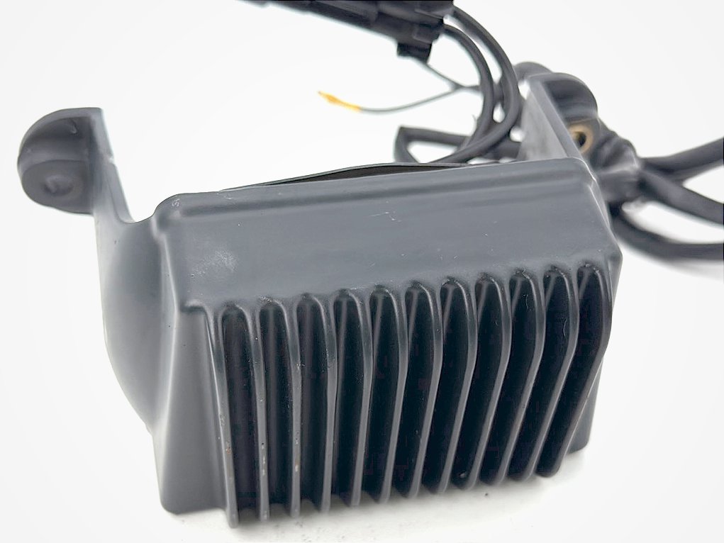 1999 - 2006 Harley-Davidson Touring CVO Screamin Eagle Road King Voltage Regulator Rectifier   	74505-02