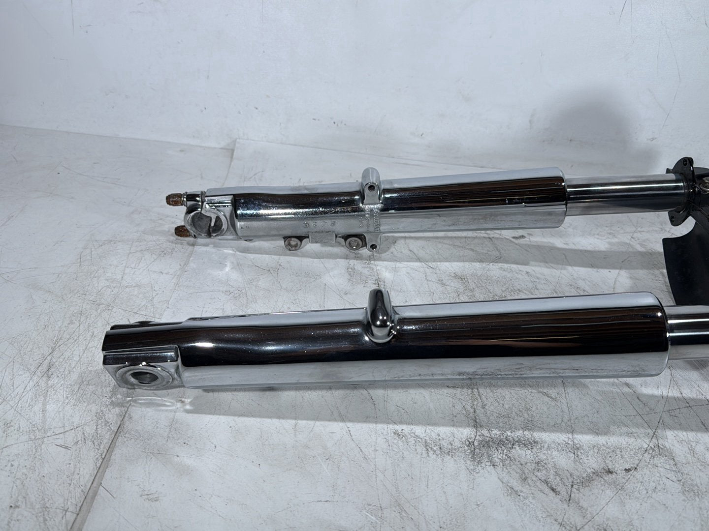 2007 Harley Touring FLHTC Electra Glide Classic OEM Front Triple Tree Set & LH RH Fork Legs Sliders