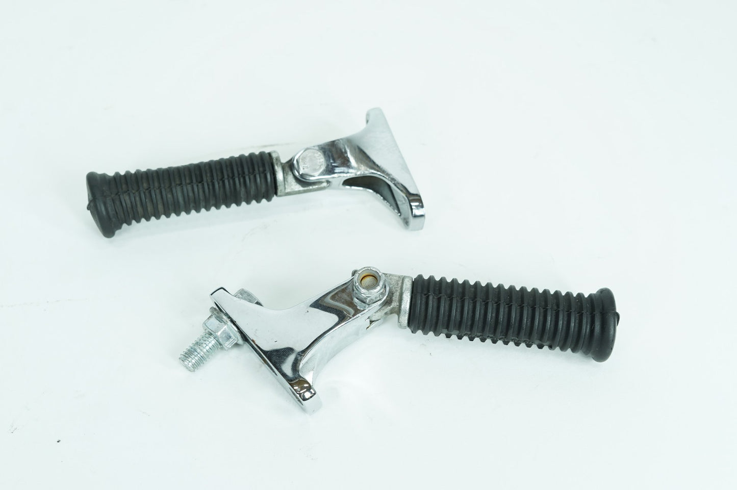 1983 - 1998 Harley-Davidson Dyna Super Glide Passenger Left & Right Foot Pegs 33189-63, 33048-72