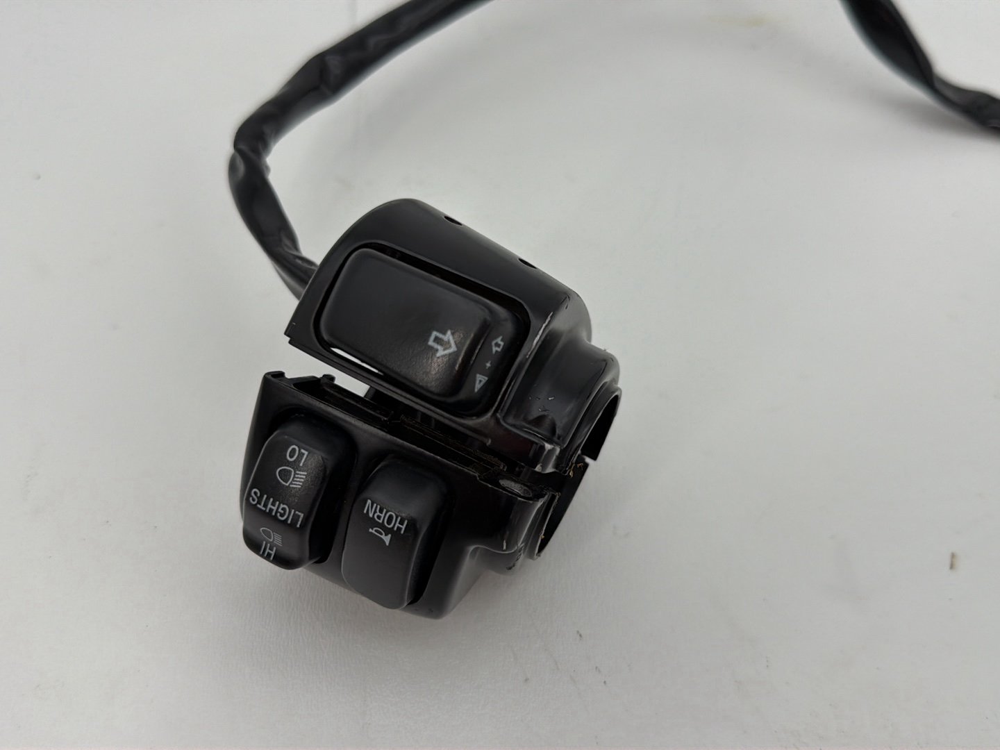 1999 - 2006 Harley-Davidson Touring Road King Left Turn Signal Headlight Switches Controls  	71685-06A